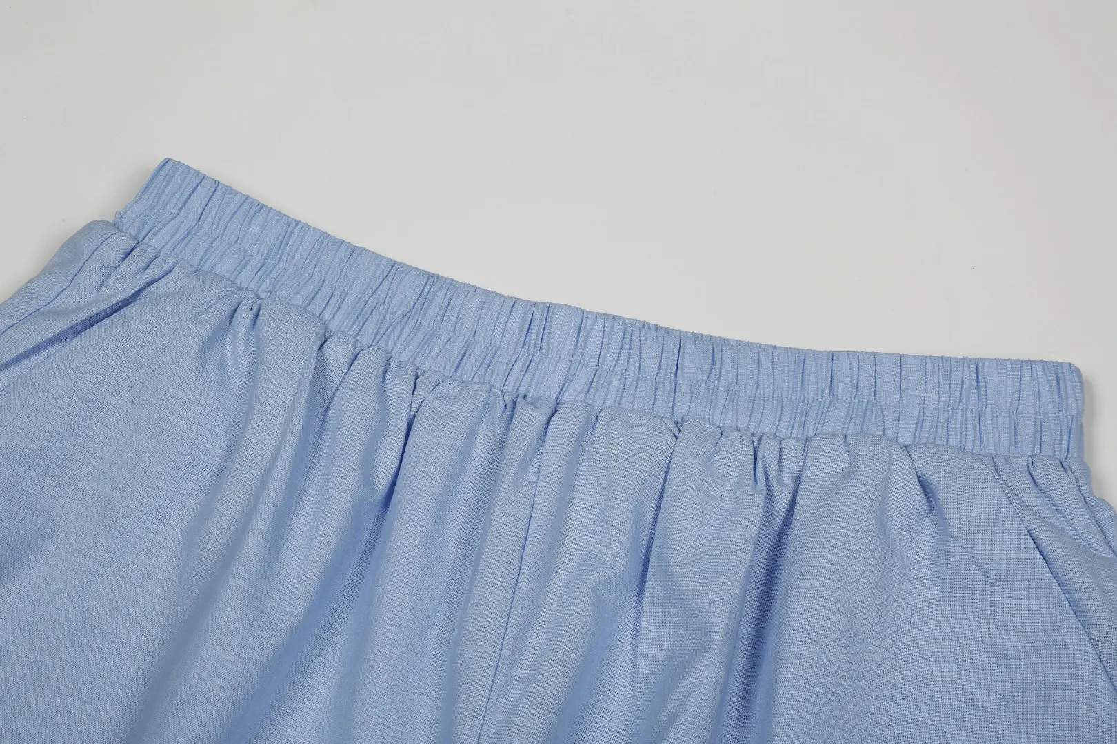 P210 White background picture [High-end quality] Style number: 25052# Color: Navy blue/off-white/light khaki/ice blue/dark khaki Size: S to XL - Ralph Lauren/Ralph Lauren 25SS Summer hot item high-quality lazy old money style linen couple style five-point shorts - originality restoration 105% cotton blended bamboo linen on the face Super soft nylon elastic in the same color ✅ - 100% restored workmanship Short five-point version, double-layered inside and outside to prevent exposure, double stitching to cover the independent waistband ✅ - Professional washing before the car, the texture of the fabric is tight and soft ✅ - RL/Ralph Lauren linen shorts are simply a summer savior. The linen material allows every pore to breathe freely, say goodbye to sticky heat. Walking on the road, the wind blows, and the heat all over the body is instantly smoothed away. The bamboo texture is natural and unique, simple and pure texture, full of laziness and old money style.